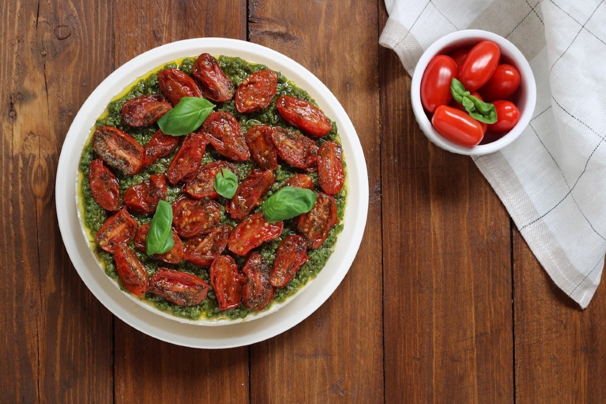 Herzhafter Käsekuchen mit Pesto und Kirschtomaten