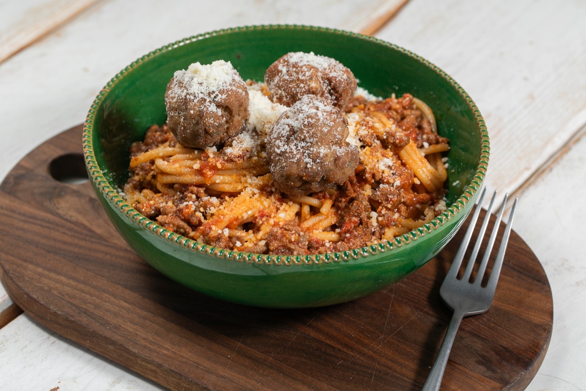 Spaghetti mit Ragout und Fleischbällchen