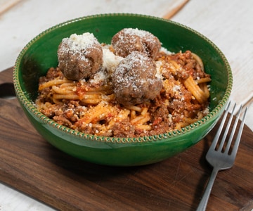 Spaghetti mit Ragout und Fleischbällchen