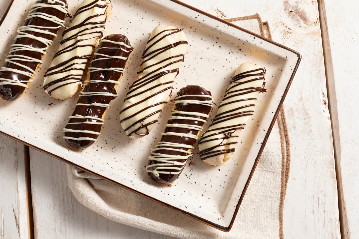 Éclair mit Creme und Schokolade