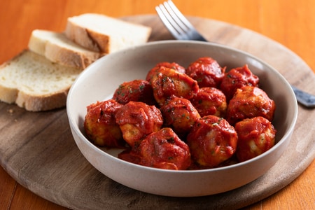 Kabeljaufrikadellen in Tomatensauce