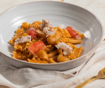 Gemischte Pasta mit Krebsscheren und Garnelenschwänzen