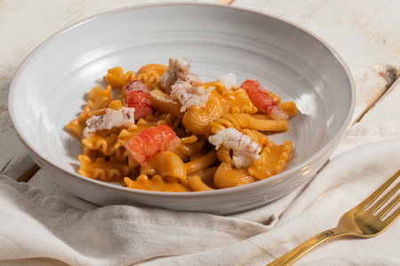Gemischte Pasta mit Krebsscheren und Garnelenschwänzen