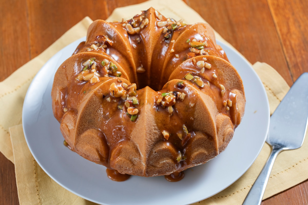 Kuchen mit Trockenfrüchten und Karamell