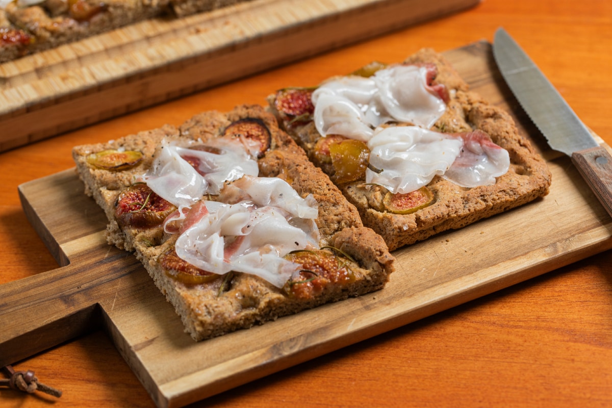 Focaccia aus 5 Getreidesorten mit Feigen und Speck
