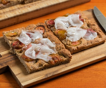 Focaccia aus 5 Getreidesorten mit Feigen und Speck