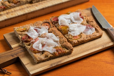 Focaccia aus 5 Getreidesorten mit Feigen und Speck