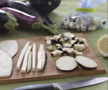 Wie man die Aubergine putzt und schneidet