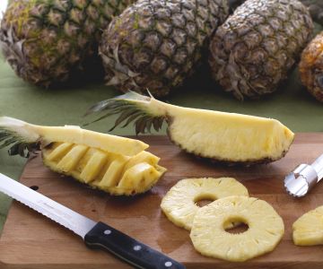 Wie man eine Ananas schält und schneidet