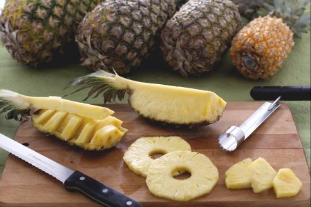 Wie man eine Ananas schält und schneidet