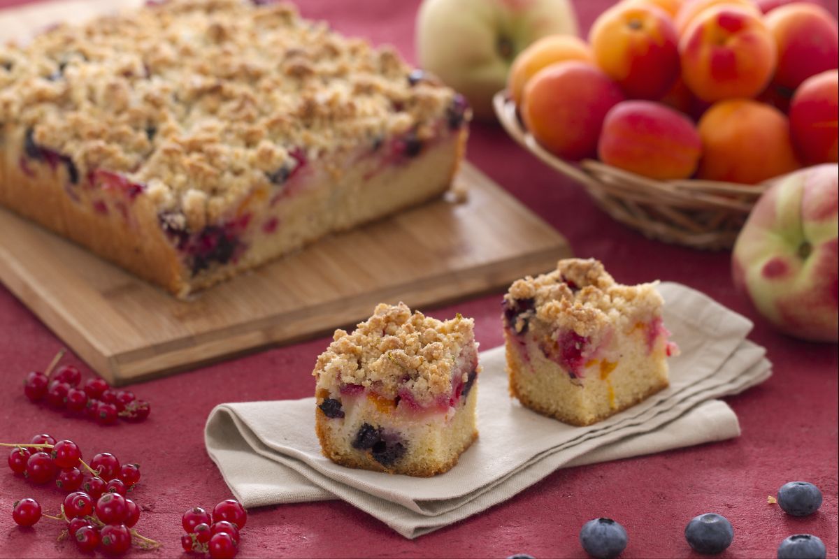 Streuselkuchen mit Sommerfrüchten
