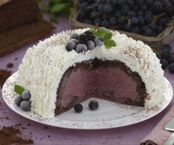 Eisgugelhupf mit Erdbeertrauben