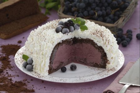 Eisgugelhupf mit Erdbeertrauben