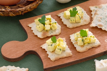 Blätterteig mit Oliven und Omelettwürfeln