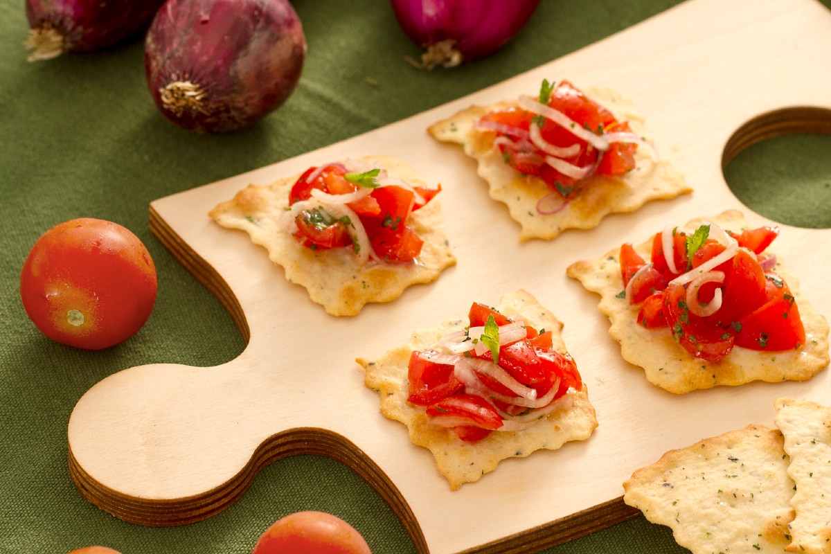 Blätterteig mit Oliven, Zwiebeln und Kirschtomaten