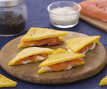 Polenta-Sandwich mit Lachs und Crescenza