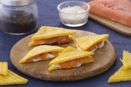 Polenta-Sandwich mit Lachs und Crescenza