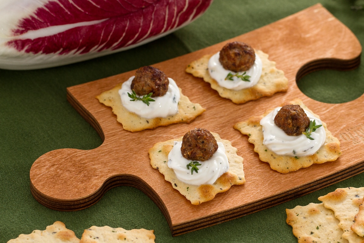 Blätterteig mit Oliven und Radicchio-Bällchen mit Joghurtcreme