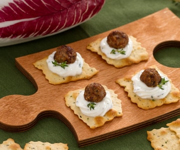 Blätterteig mit Oliven und Radicchio-Bällchen mit Joghurtcreme
