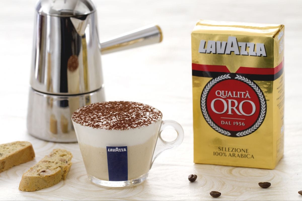 Kaffeemousse in Tasse mit Cantucci