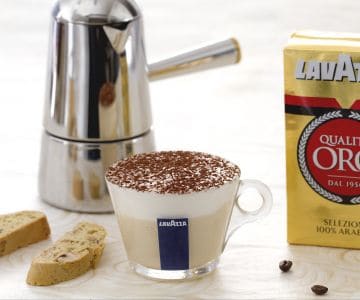 Kaffeemousse in Tasse mit Cantucci