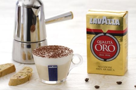 Kaffeemousse in Tasse mit Cantucci