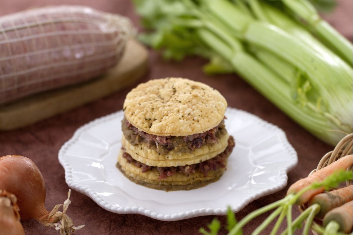 Blätterteig mit Cotechino und Linsen