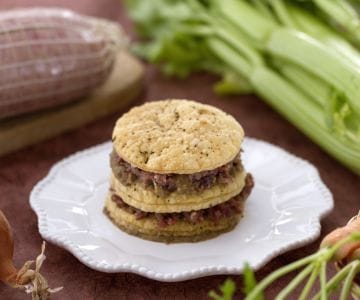 Blätterteig mit Cotechino und Linsen