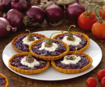 Törtchen mit karamellisierten Zwiebeln und Stracciatella