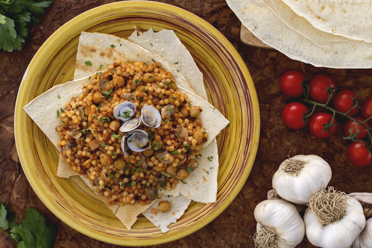 Fregola mit Venusmuscheln und Kichererbsen