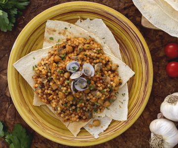 Fregola mit Venusmuscheln und Kichererbsen