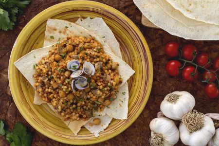 Fregola mit Venusmuscheln und Kichererbsen