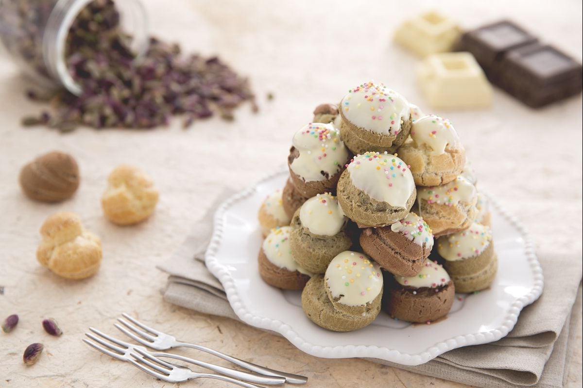 Bunte Profiteroles mit Mascarpone