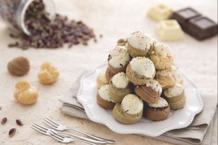 Bunte Profiteroles mit Mascarpone