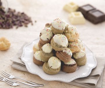 Bunte Profiteroles mit Mascarpone