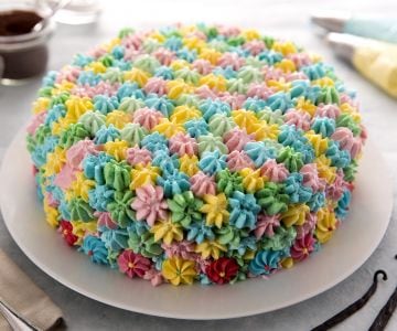 Torte mit bunter Sahne