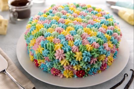 Torte mit bunter Sahne