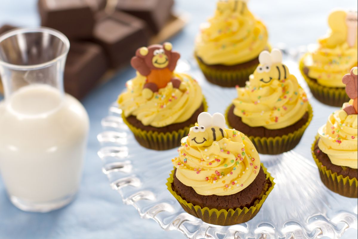 Mit Honig dekorierte Cupcakes
