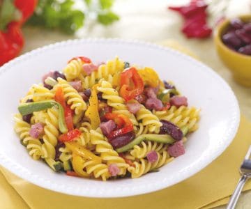 Rustikaler Nudelsalat mit geräucherten Speckwürfeln