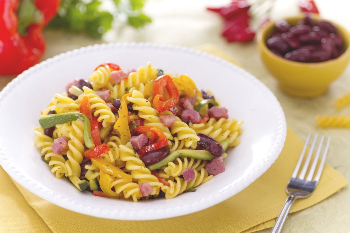 Rustikaler Nudelsalat mit geräucherten Speckwürfeln