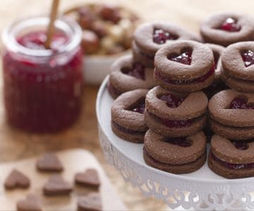 Kleine Kekse mit Kakao und Haselnüssen mit Konfitüre