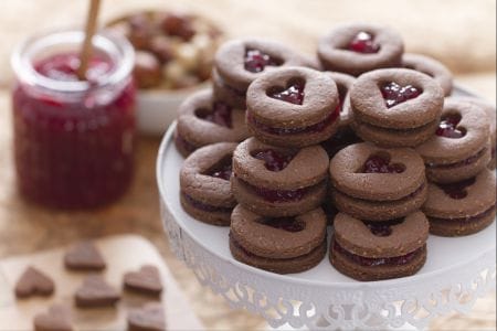 Kleine Kekse mit Kakao und Haselnüssen mit Konfitüre