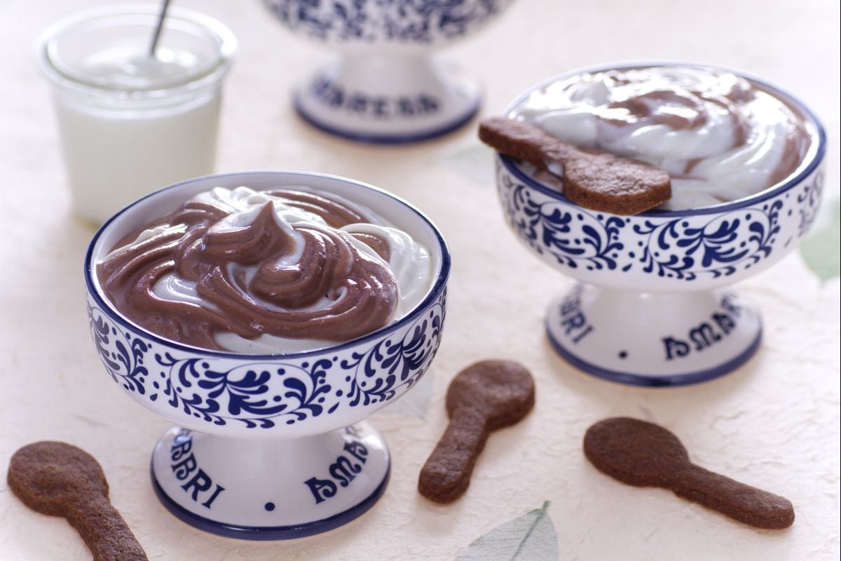 Yoghurt- und Schokoladenbecher