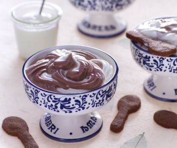 Yoghurt- und Schokoladenbecher