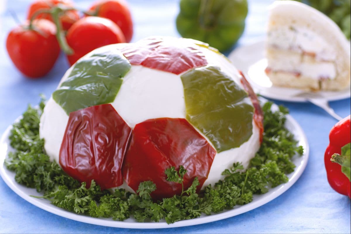 Einfacher und eindrucksvoller herzhaft geformter Kuchen in Ballform
