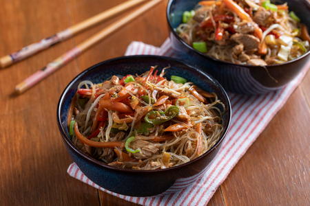 Soja-Spaghetti auf orientalische Art