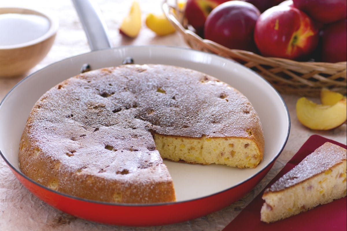 Pfirsichkuchen in der Pfanne