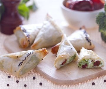 Dreiecke aus Filoteig mit Brokkoli und Ricotta
