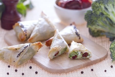 Dreiecke aus Filoteig mit Brokkoli und Ricotta