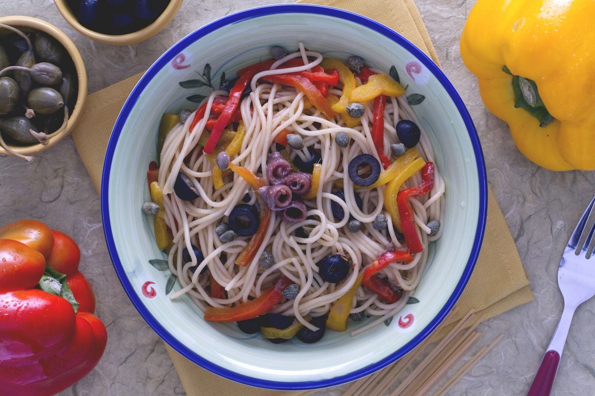 Spaghetti mit Paprika, Oliven und Kapern